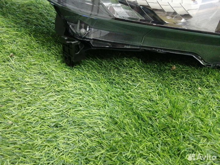 Фара правая Honda Vezel RU 2016