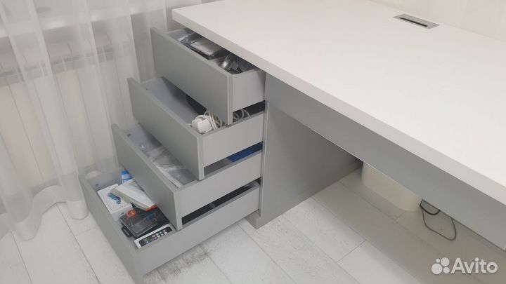 Рабочий стол трехметровый белый