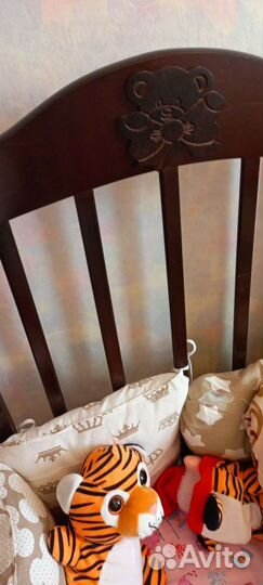 Детская кроватка с маятником