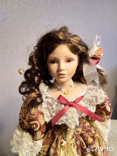 Кукла фарфоровая