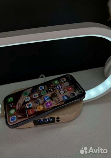 Настольная лампа с беспроводной зарядкой