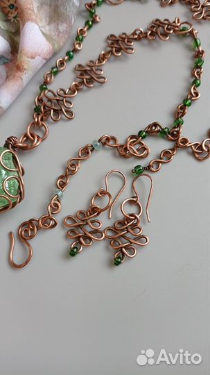 Подвеска на декоративной цепи и серьги из меди