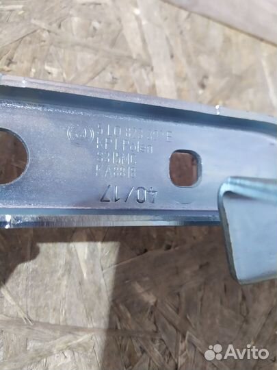 Петля капота Skoda Yeti 2009-2018