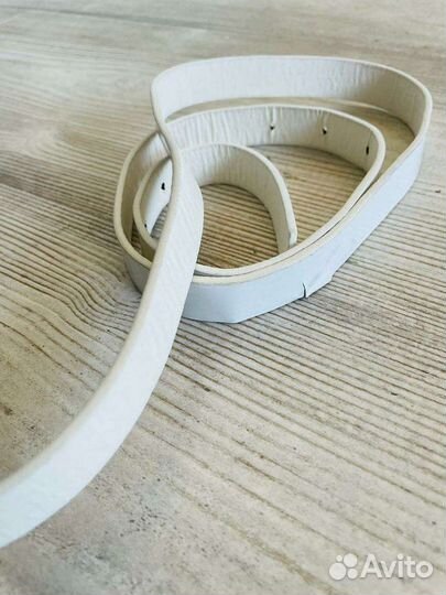 Тонкий белый ремешок