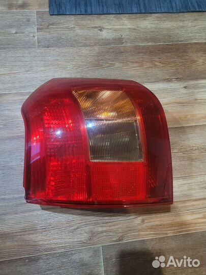 Задний левый фонарь на toyota Aleх