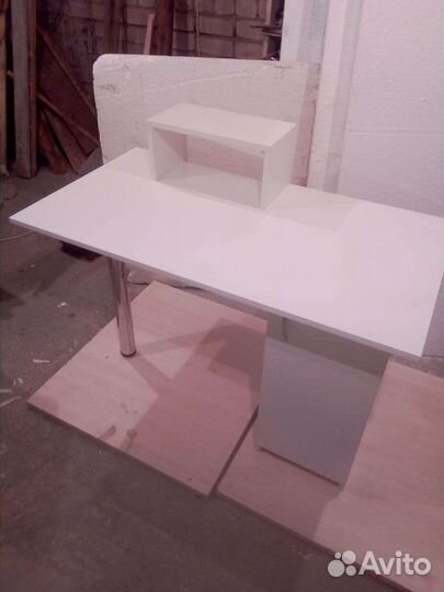 Маникюрный стол