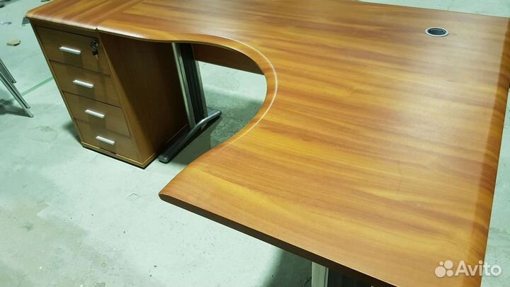 Офисный стол