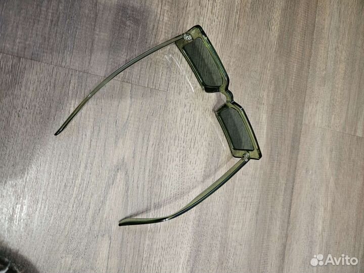 Солнцезащитные очки зелёные пластик