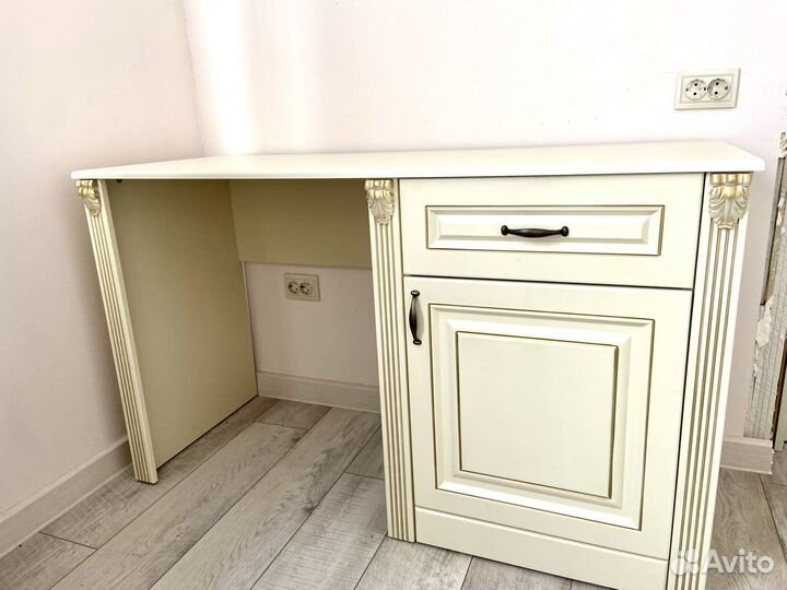 Письменный стол