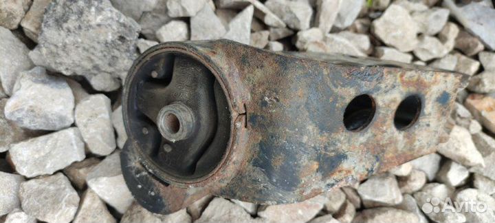 Подушка МКПП Nissan Almera N15 1.4 механика 1998