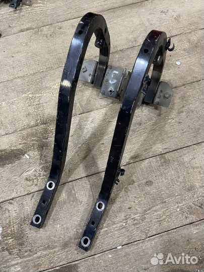 Кронштейн крышки багажника Mitsubishi Lancer 9