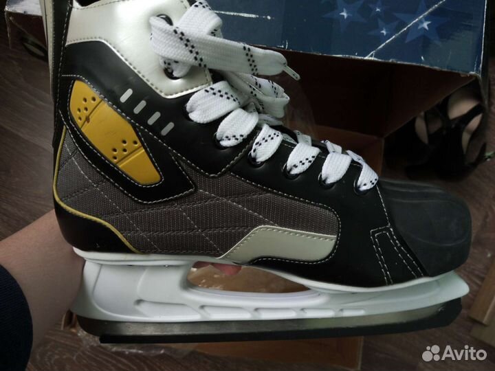 Коньки хоккейные