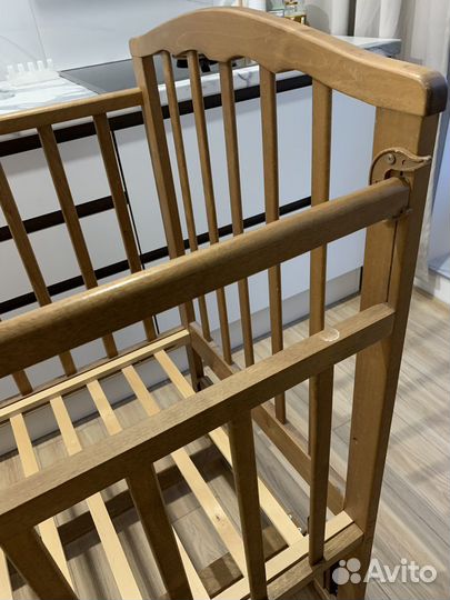 Детская кроватка с продольным маятником