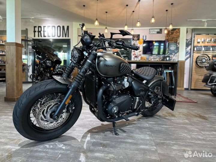 Triumph Bonneville bobber black 2019