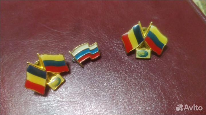 Значки с флагами России