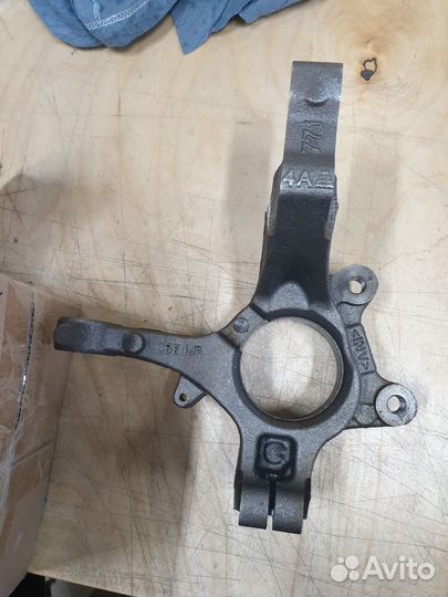 Поворотный кулак левый LADA Largus Renault Logan