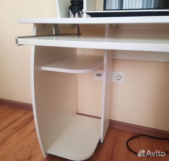 Компьютерный стол белый