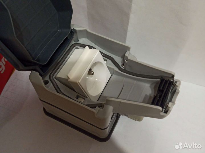 Legrand Plexo розетка С/З, накладная, IP66