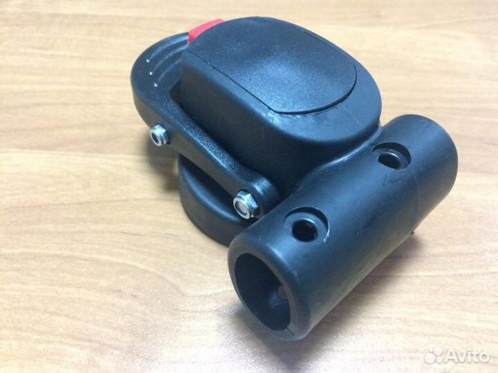 Крепление колеса поворотного коляски