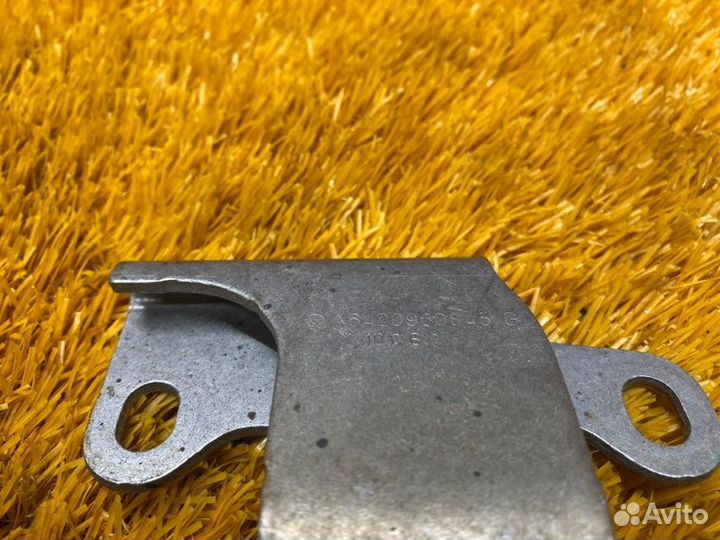 Кронштейн впускного коллектора Mercedes-Benz