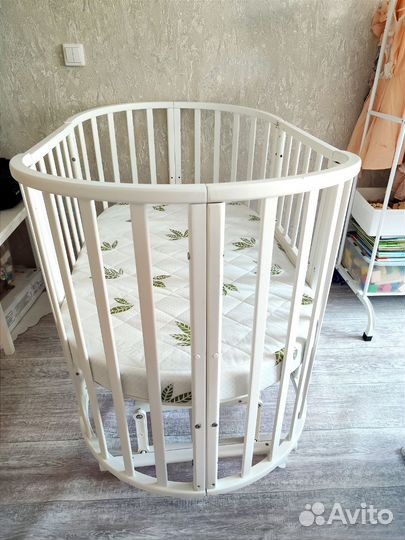 Овальная кроватка с маятником +матрас, простыни