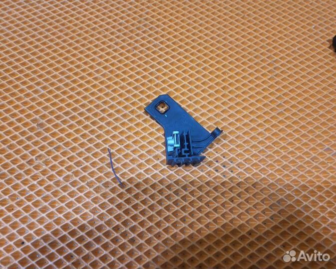 Кронштейн левый Audi A4 Iv B8 cdnk 2010