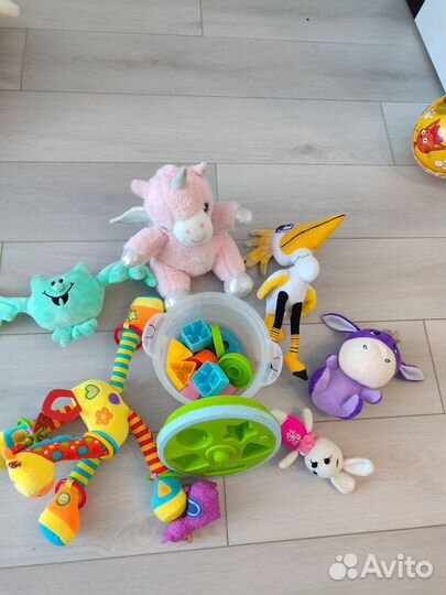 Развивающие игрушки для малышей пакетом
