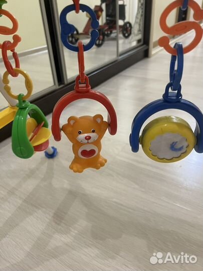 Развивающая стойка с игрушками для малышей