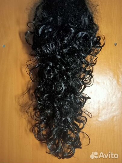 Волосы на заколках черные