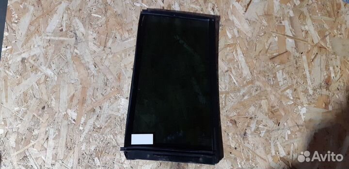 Стекло двери задней правой (форточка) Mitsubishi P