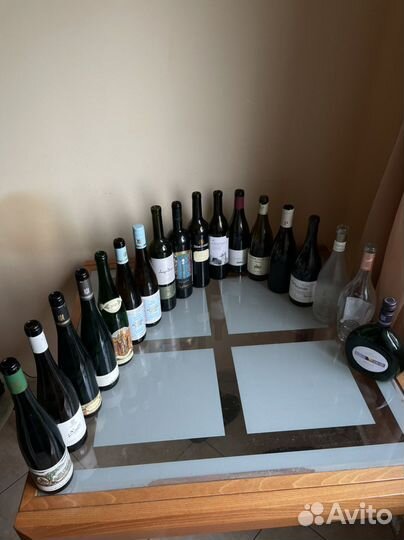 Пустые бутылки из-под вина