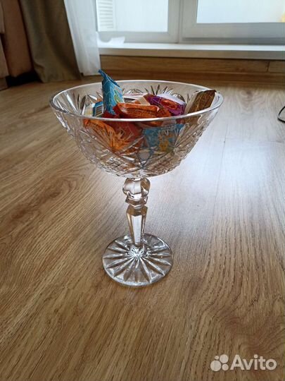 Хрустальная конфетница на ножке