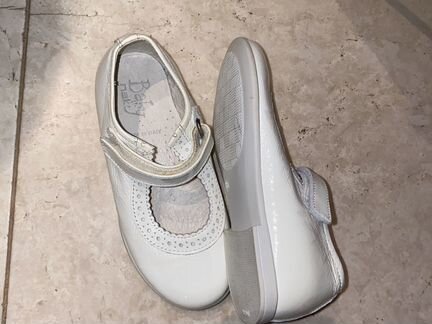 Туфли для девочки 26 размер белые лаковые