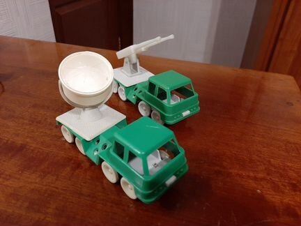 Игрушечный автомобиль