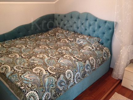 Угловая кровать с мягким изголовьем