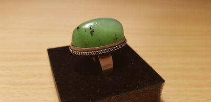 Кольцо светлый нефрит Урал серебро