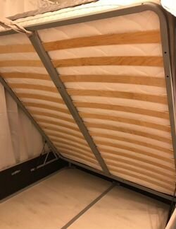 Кровать с подъемным механизмом