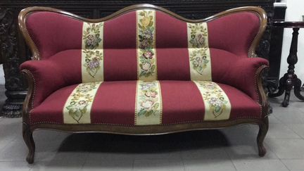 Диван антикварный с гобеленом ручной работы
