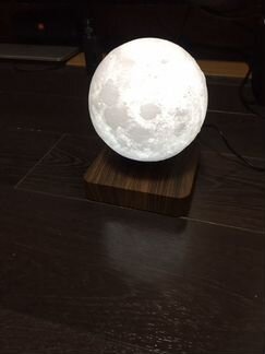 Ливитирующая луна (Levitating Luna)