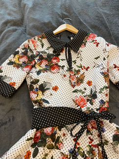 Платье с цветами в горошек