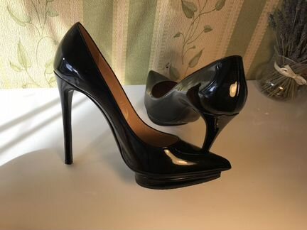 Чёрные лакированные туфли Louise Michail