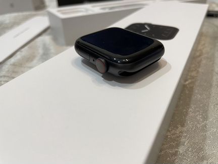 Apple Watch Series 5 44 GPS + Cellular