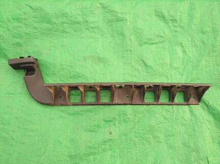 Направляющая заднего бампера 5E5807863 Шкода