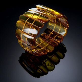 Браслет из янтаря с инклюзами