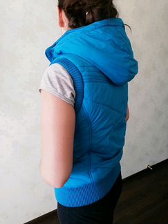 Яркая безрукавка с капюшоном