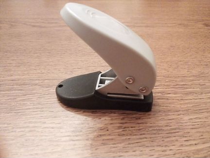 Дырокол маленький, новый