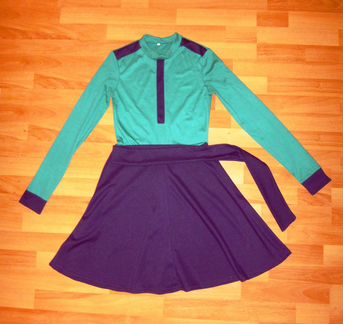 Платье приталенное зелено-фиолетовое с поясом