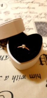 Кольцо золотое с бриллиантом sunlight новое