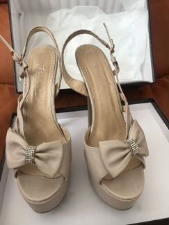 Босоножки на высокой шпильке