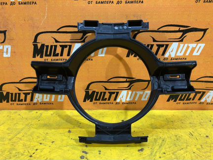 Кронштейн решетки радиатора передний Mercedes